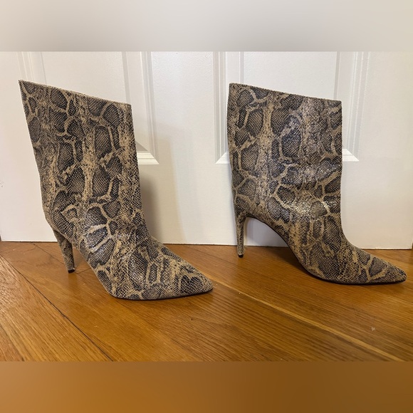 Express Snakeskin Textured Asymmetrical 3 1/4" Heel Booties Size 8 - Picture 2 of 8